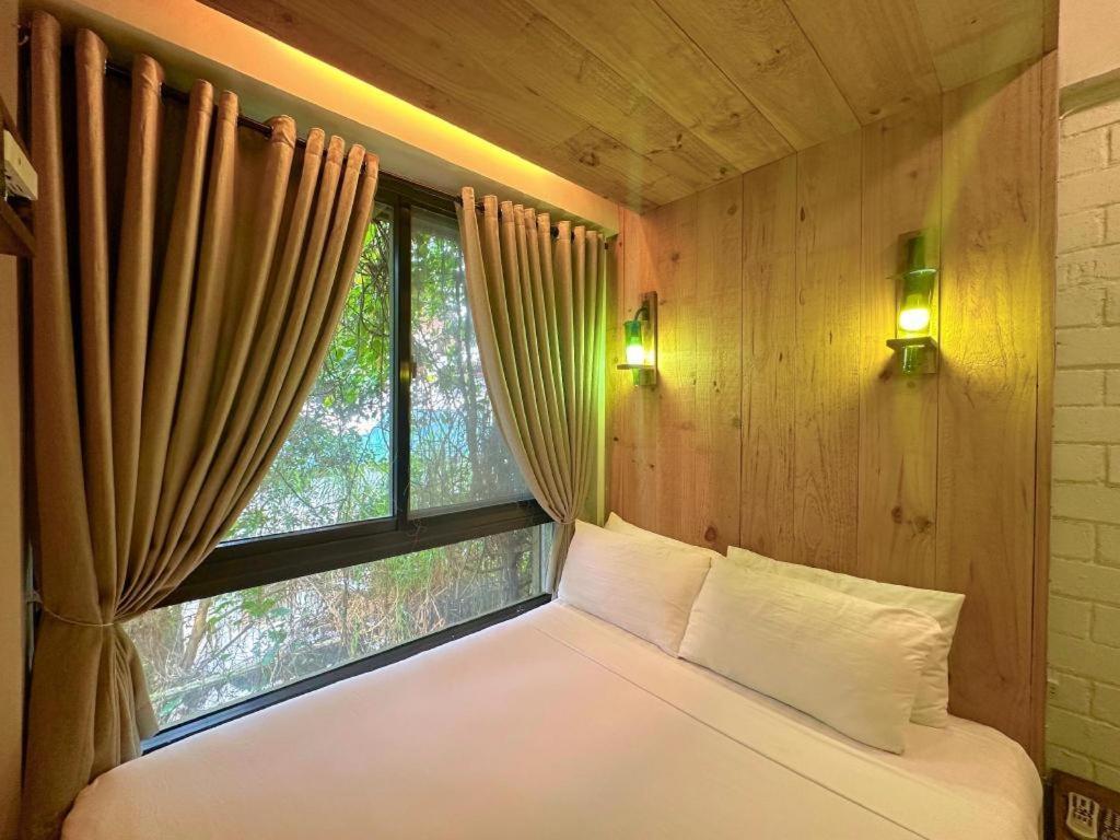 เคบินส์ บาย อีโค โฮเต็ล ตาไกย์ไตย์ Hotel Tagaytay City ภายนอก รูปภาพ